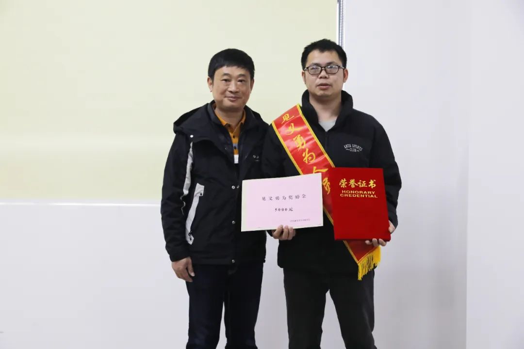 央視、新華社等媒體點(diǎn)贊！韶關(guān)救人小哥獲“見義勇為”稱號(hào)