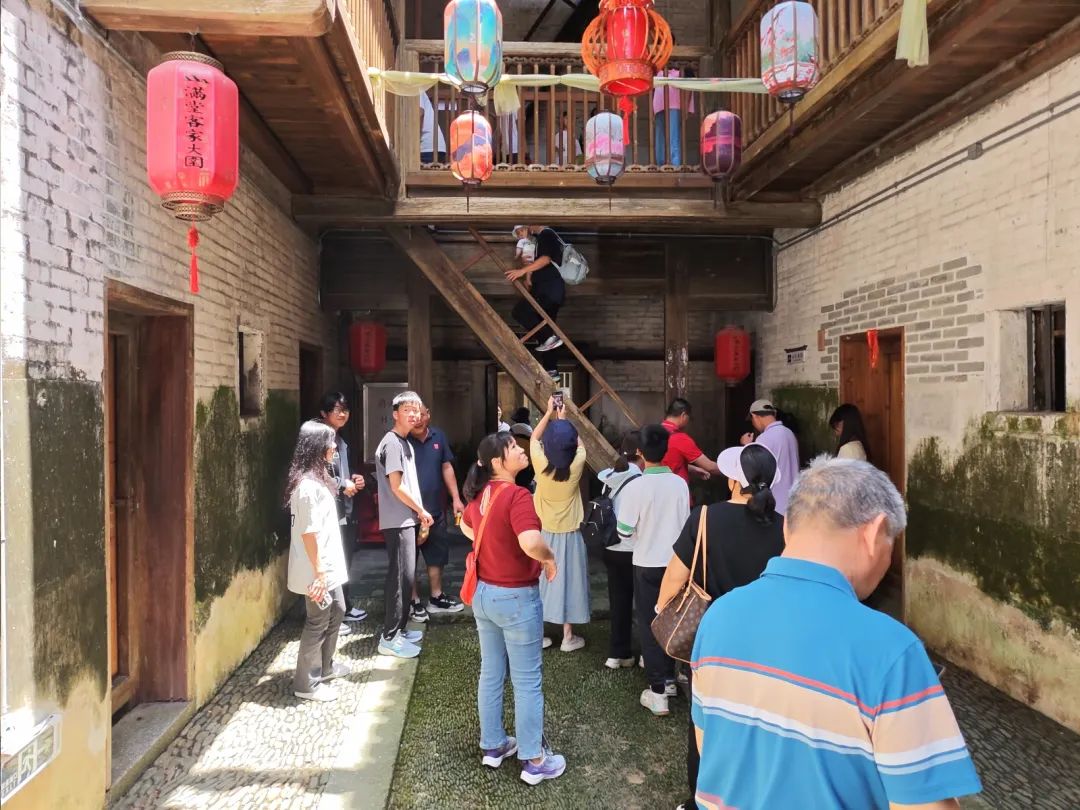 文明旅游正面引導與反面曝光丨文明成底色 不文明現(xiàn)象仍需關注