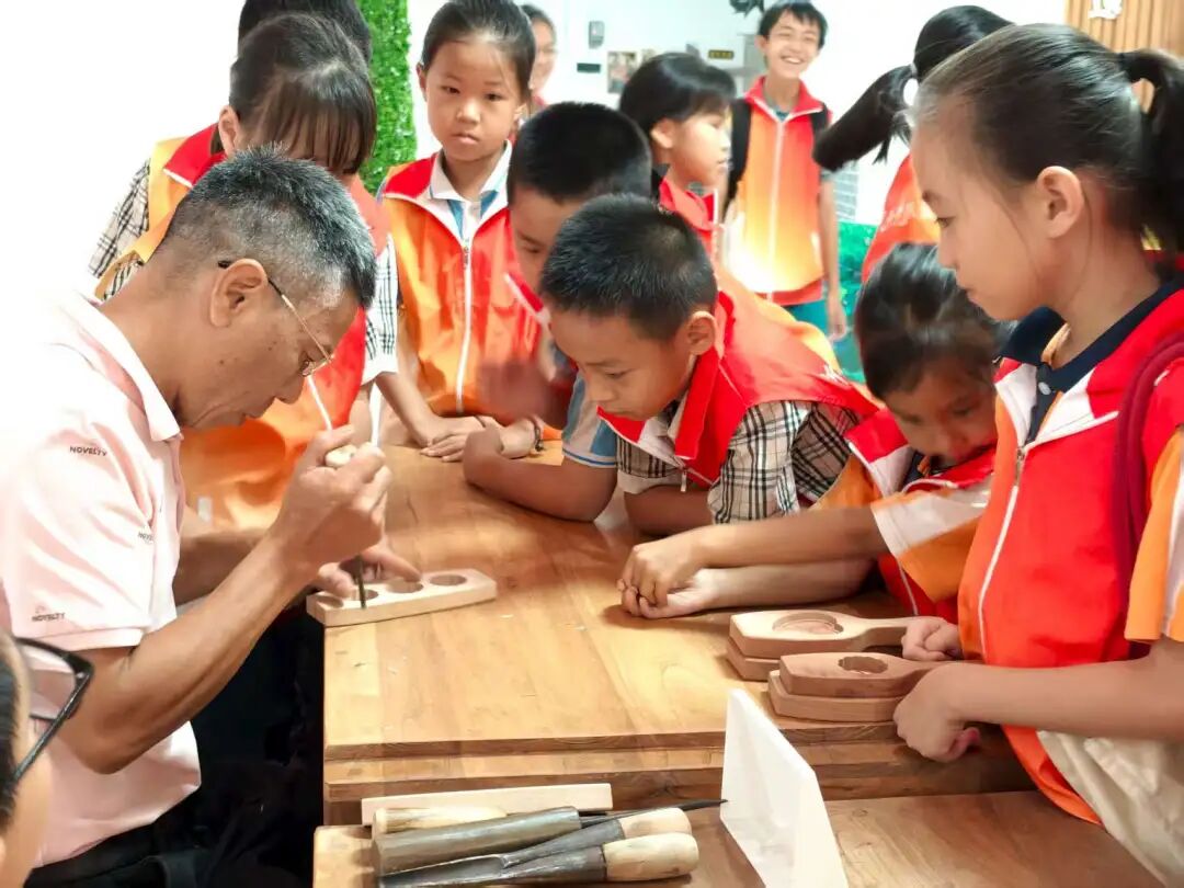 韶關(guān)新豐：創(chuàng)新青少年思政教育模式 扣好人生“第一?？圩印? class=