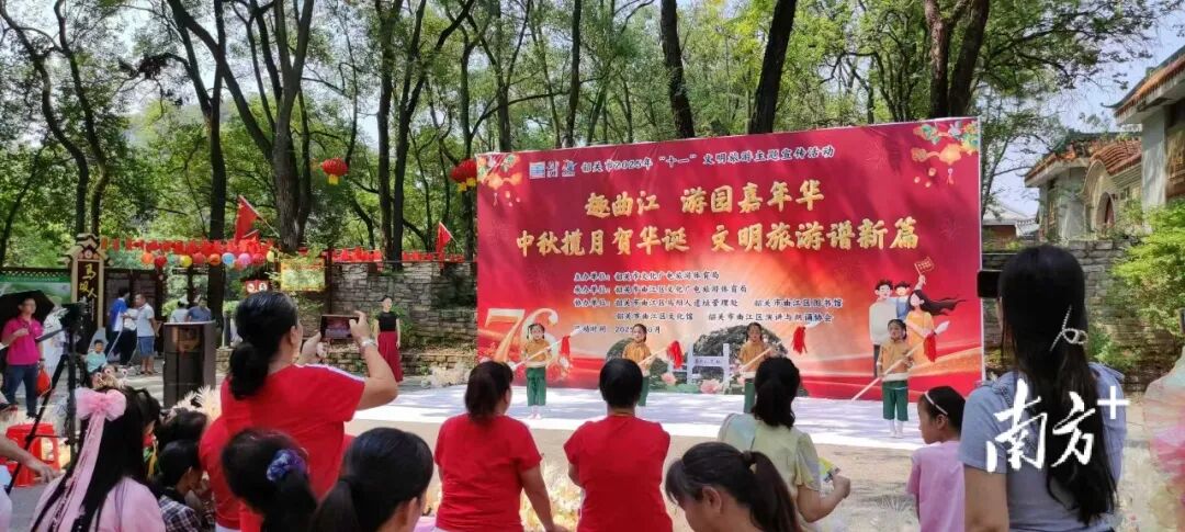 賀盛世華誕 傳文明理念 曲江區(qū)開展文明旅游主題宣傳活動